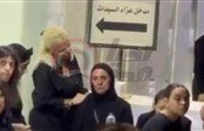 أشرف زكي ووفاء عامر أول الحاضرين في عزاء سهام جلال