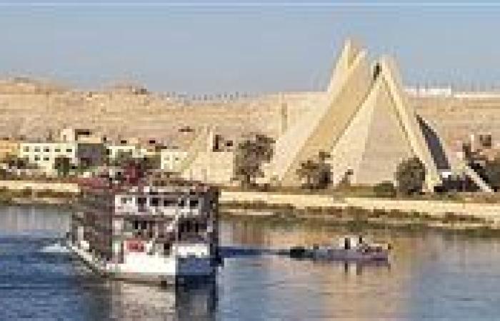 شحوط باخرة نيلية في عرض نهر النيل بالمنيا