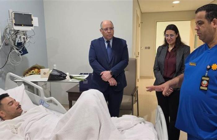 سفير مصر بالكويت يطمئن على الحالة الصحية لمواطن أصيب في الهجوم الإيراني