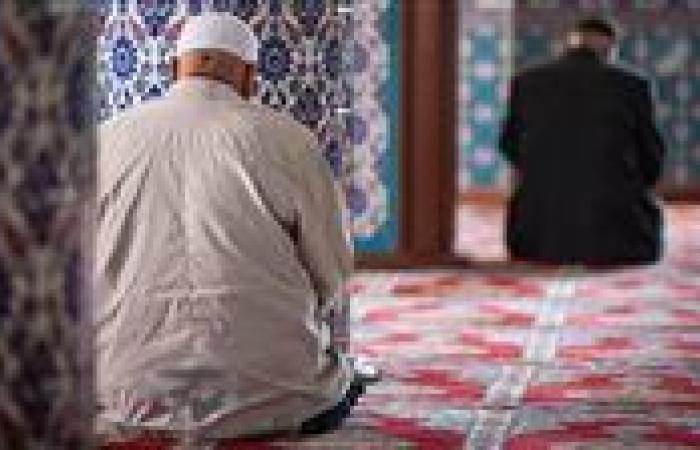 دار الإفتاء المصرية تحسم الجدل حول تأخير الصلاة بسبب العمل