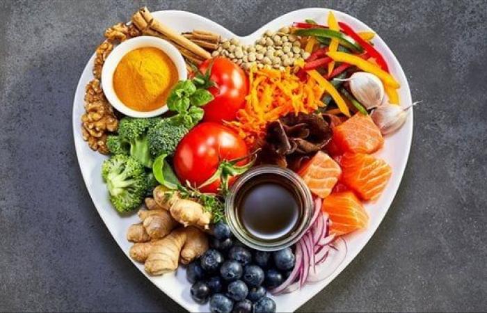 أطعمة تساعد على خفض ضغط الدم طبيعيًا.. توصيات طبية مهمة لصحة القلب