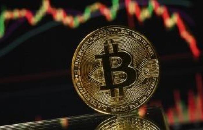 "بيتكوين" تسجل أسوأ أداء أسبوعى لها منذ 2022 وتهبط إلى 60 ألف دولار