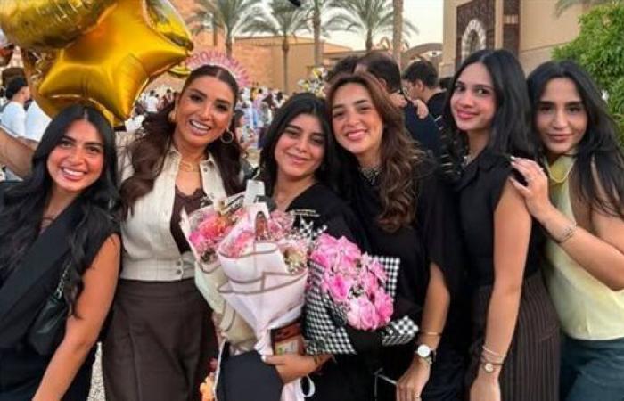 "أم فخورة".. روجينا تحتفل بتخرج ابنتها مريم (صور)