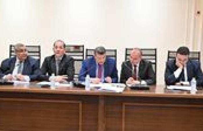 وزير المالية ورئيس خطة النواب يؤكدان عدم صحة فرض رسوم إضافية على مغادرة الدولة