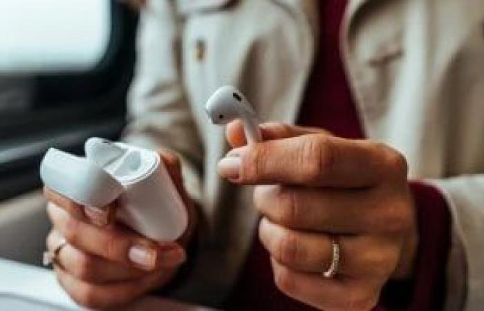 كيفية إعادة تشغيل سماعات AirPods ومتى تحتاج إلى ذلك؟