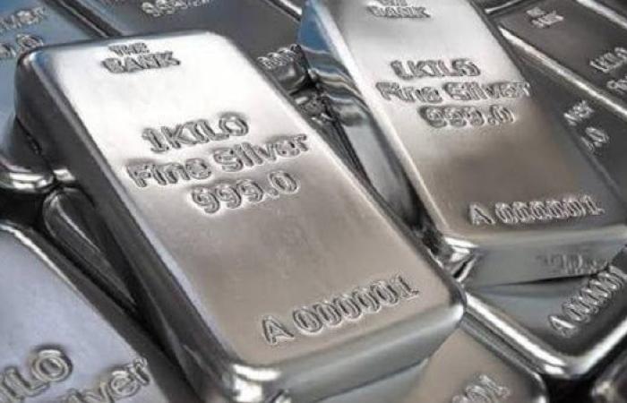 عيار 999 بـ119 جنيهًا.. الفضة تتراجع محليًا مع ضغوط الأسواق العالمية