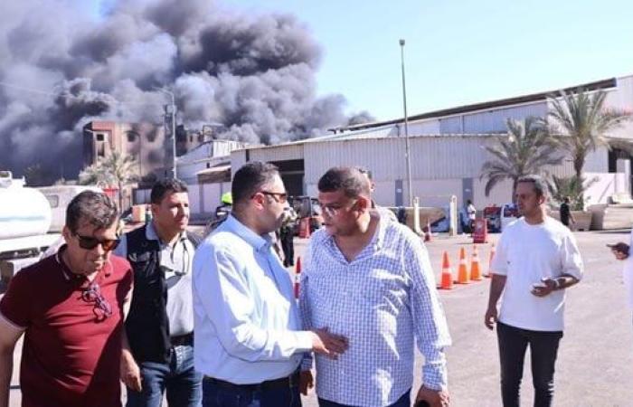 محافظ دمياط يعاين حريق مصنع دهانات في المنطقة الصناعية