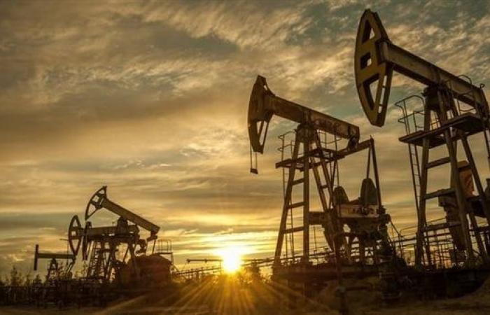 خام برنت يهبط إلى 77.90 دولارًا للبرميل بعد موجة صعود فوق 82 دولارًا