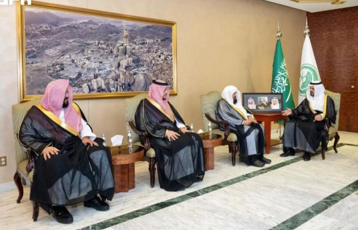 نائب أمير مكة يتسلّم التقرير السنوي لرئاسة الشؤون الدينية ويطّلع على أبرز منجزاتها ومبادراتها النوعية