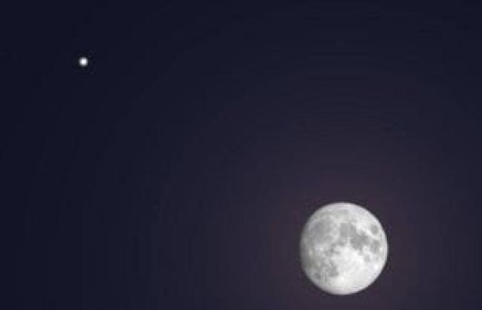 القمر يضئ سماء الليل.. إعرف نسبة إضاءته ومرحلته اليوم
