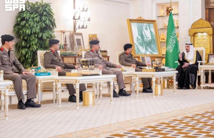 أمير القصيم يستقبل مدير شرطة المنطقة ويُقلّد عددًا من الضباط رتبهم الجديدة