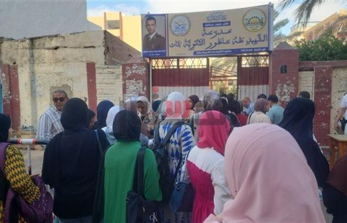 كله بيقول يارب.. توافد طلاب الثانوية بمطروح على اللجان وإجراءات تنظيمية من التعليم أثناء الدخول (بث مباشر)