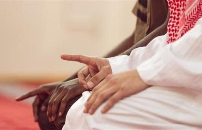 ما حكم الصلاة بالجلابية دون ارتداء ملابس داخلية؟.. أمين الفتوى يجيب