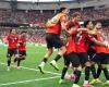 حسام حسن يوقف احتفالات منتخب مصر قبل مواجهة أستراليا.. ويطالب اللاعبين بالتركيز